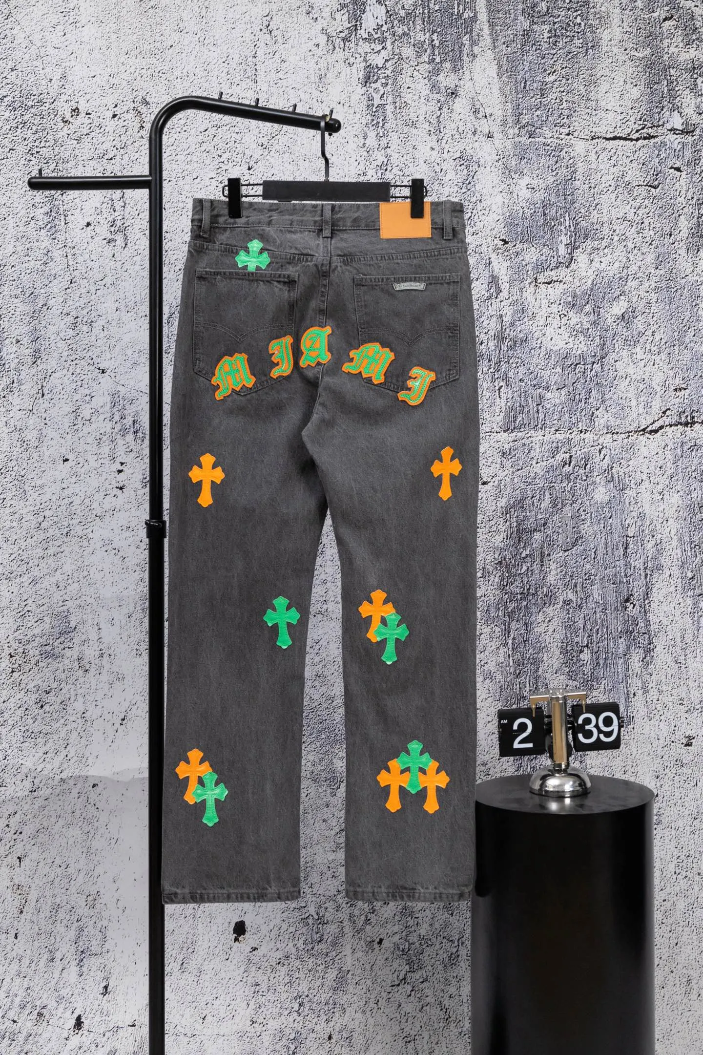 P240 Chromehearts limited edition orange and green classic cross patch leather gray jeans, priced at 34W level, patchwork cross pattern embellishment, washed jeans! ! An absolutely high-end luxury product, a 1.9W-level god-level single product, a super popular product, made by top heavy industry, a magic weapon that cannot be missed! [About Zangyin] This is an extremely luxurious fashion brand that can also be called the aristocracy of the high street. It has always been an exclusive brand for some hipsters or rich second generations. Compared with ordinary high streets, it is more luxurious and noble. Compared with luxury brands, it is more fashionable and individual. It has always been a brand that I have a special liking for. [Top heavy industry fashion design] Consistently high-street luxury style. Speaking of this style, the Zangyin family and GU family are definitely the leading representative brands. Especially the Zangyin family has really achieved a state-of-the-art effect in creating high-street style. The unique washed material is used to create this style. The color system is already quite eye-catching. After it is decorated with patchwork cross flowers, it cleverly highlights the charm of the brand. Secondly, this style uses classic The high-waist cutting design highlights the long legs and fashionable temperament of the upper body. The brand is highly recognizable and the slim fit configuration is more suitable for daily wear. It is a product that interprets personality, fashion, and specifications at a glance. This single product is enough to make any fan excited. It can be a white T-shirt for a youthful college style, or a tight suspender for a royal style. It has strong matching ability and can be easily controlled by men.  [Materials and craftsmanship] Needless to say, this point goes without saying. As an excellent craftsman brand, Zangyin’s requirements for details and craftsmanship are really perfect. The washed color of this model has gone through so many processes, not to mention the embellishment of denim appliques. It is also purely hand-made and sewn. Just like what they believe in, only hand-made things have soul and have the meaning of wear. A top-notch heavy-duty fashionable denim item, I look forward to your perfect interpretation! !  Color: Gray Size: 28-34
